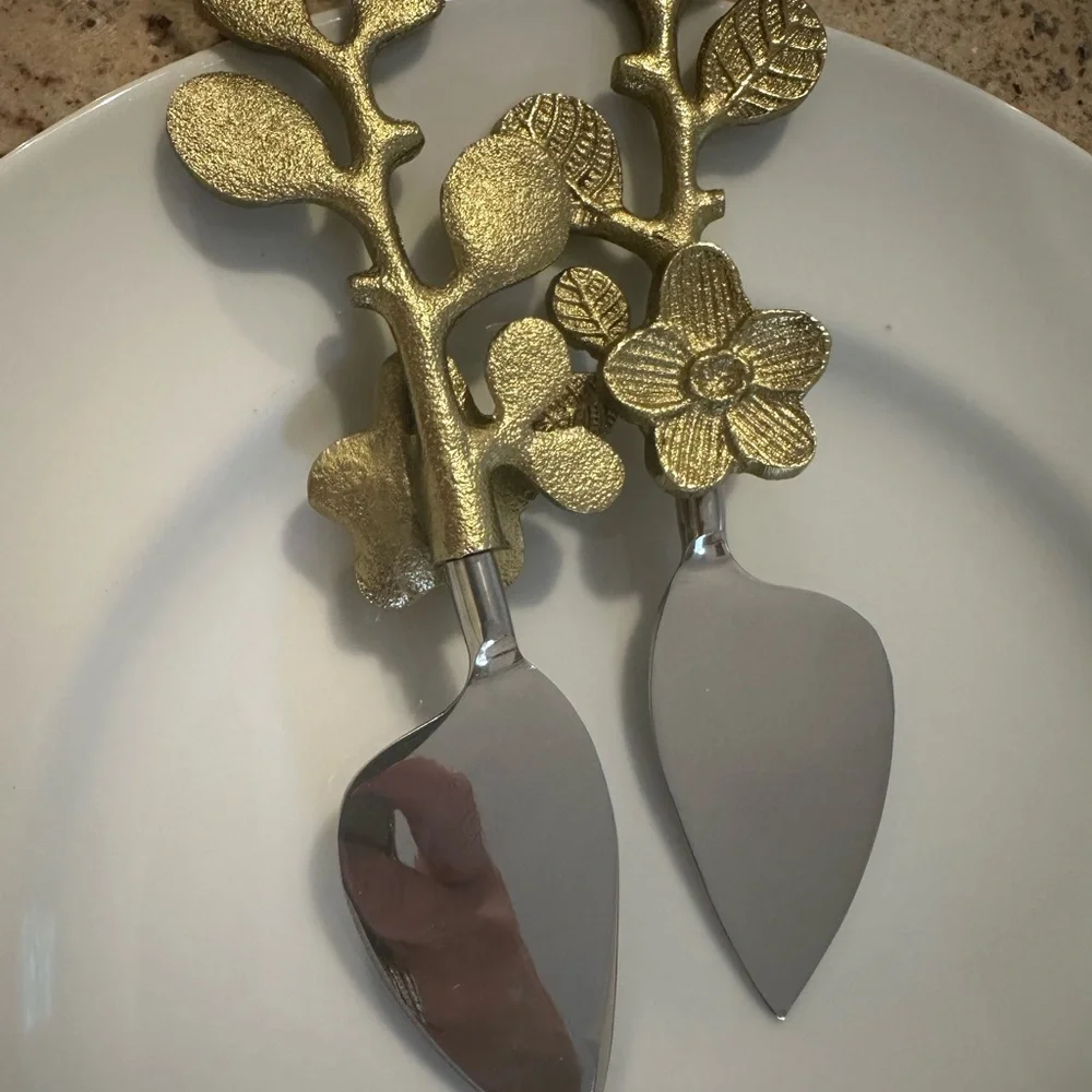 Serveware Ornate Silver & Gold Cheese Knife Floral leafy Theme x 1